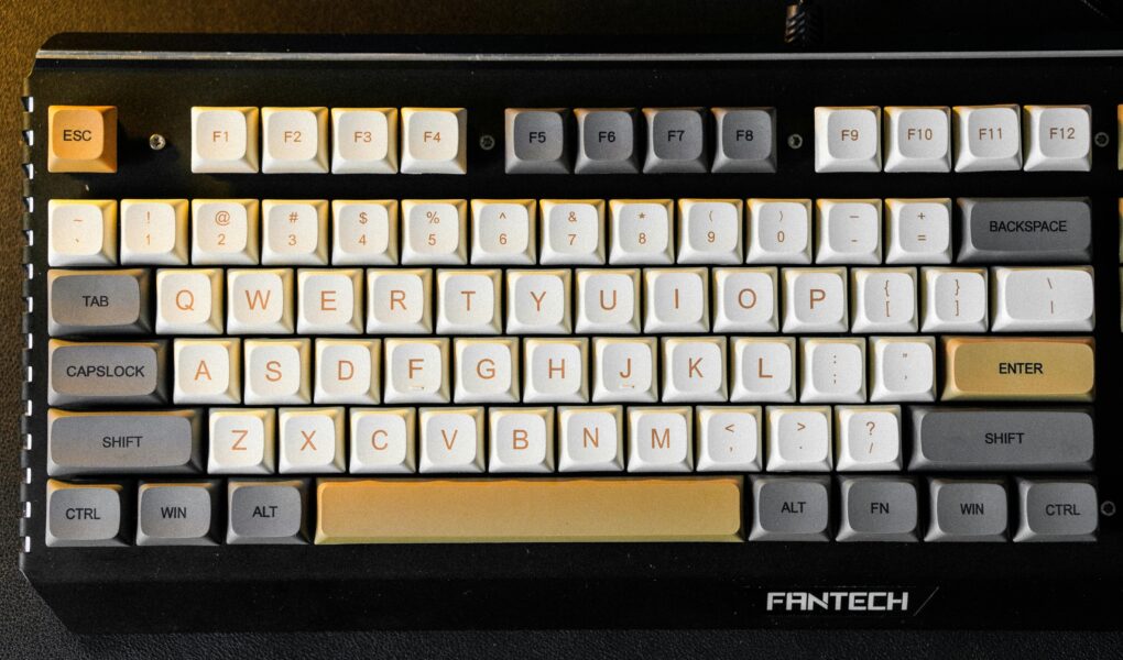 Klawiatura mechaniczna czy membranowa — co wybrać do pisania