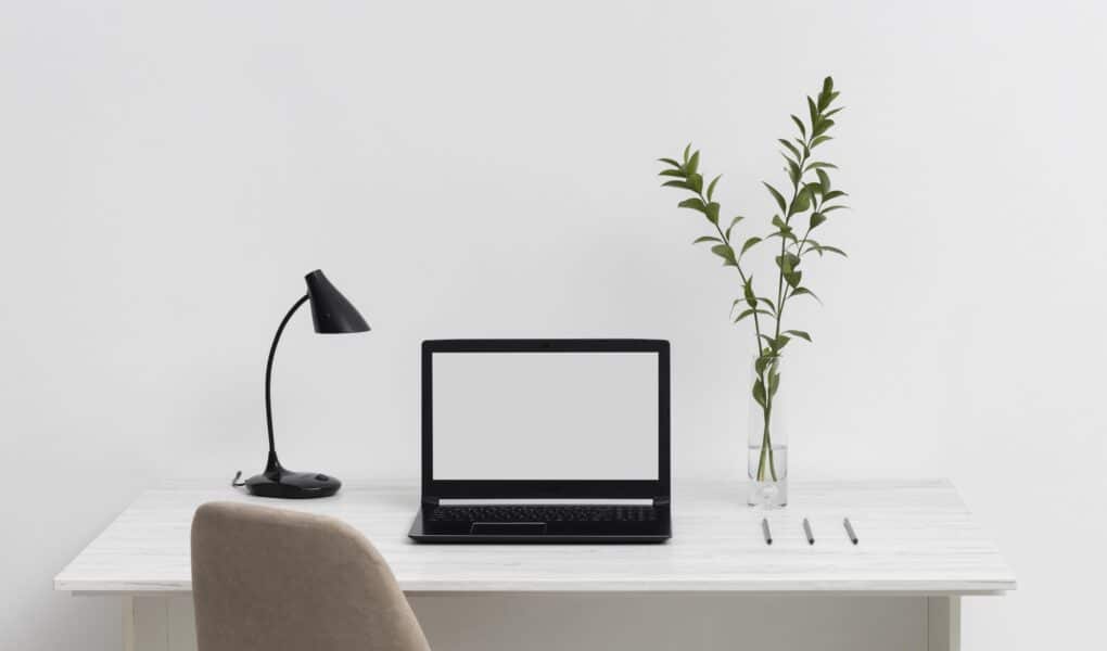 Minimalistyczne biurko do pracy – jak stworzyć funkcjonalne i estetyczne stanowisko?