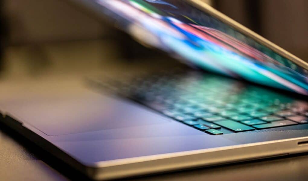 Czym jest ultrabook? Zalety, wady i różnice względem laptopa