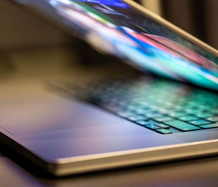 Czym jest ultrabook? Zalety, wady i różnice względem laptopa